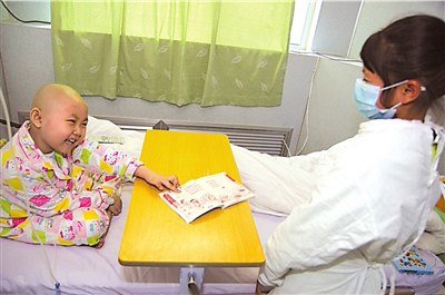 白血病女童生父拒捐骨髓 10岁姐姐赴京救妹妹