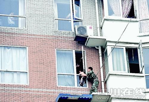 父親抱兩歲女兒跳樓 獲救后被市民痛扁(圖)