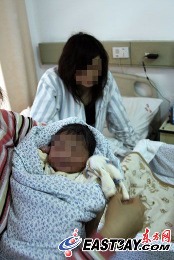 少女交友不慎产下混血女婴 父母撒手不管