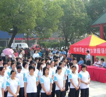 超市开业200女学生停课捧场 烈日下暴晒(图)