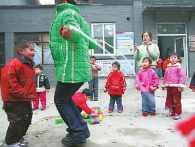 圖為今年年初，四環(huán)游戲小組的志愿者帶孩子做游戲?，F(xiàn)在市場管理處已經(jīng)關閉了這個活動場所。本報記者 楊登峰 攝