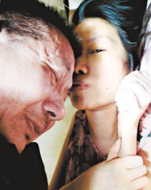 女儿的吻，让坚强的父亲百感交集。记者 朱波 摄