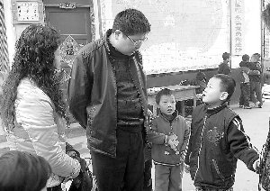 第一天走进新学校，王俊怯生生地回答校长的问话。本报记者 郭炳德 摄