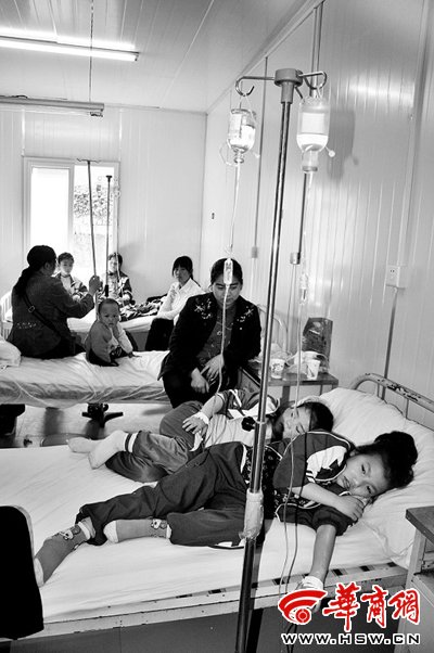 中毒较严重的 旬阳学生在医院接受治疗 本报记者 俞刚 摄