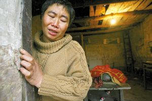 11月6日，巴南区东泉镇双星村，匡志均的妈妈泣不成声。 记者 高科 摄