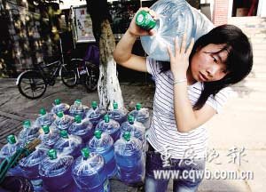女大学生扛桶装水挣生活费 曾在床上号啕大哭