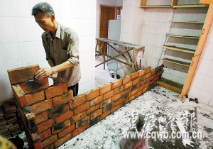 　一家住户正将住宅改造成租赁房记者 吴子敬 摄