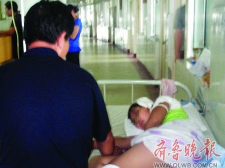 藏獒咬掉12岁少女头皮 母亲为救女儿多处受伤