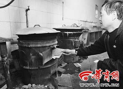 校長卷走學(xué)生伙食費 老師賣破爛湊飯錢(圖)